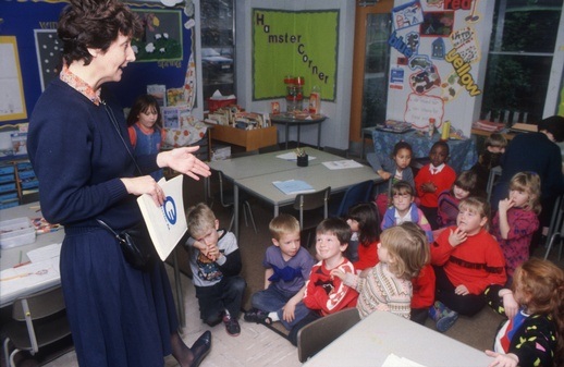 Bambini a scuola montessori